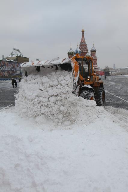 Красная площадь. Уборка снега при помощи спецтехники.