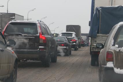 Автомобили движутся по дороге.