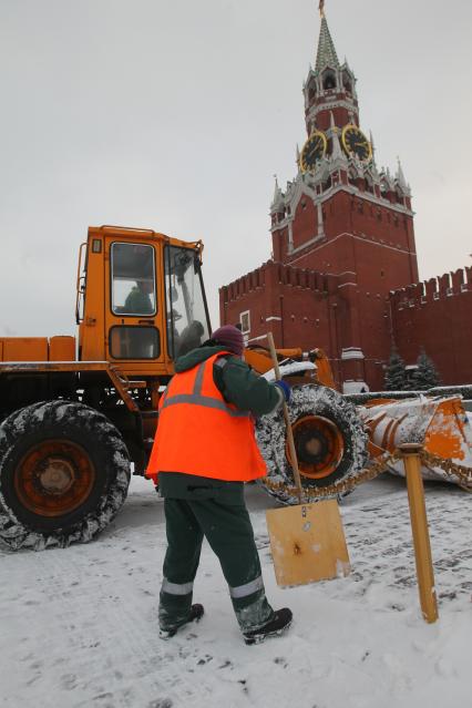 Красная площадь. Уборка снега при помощи спецтехники.