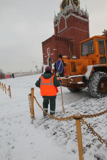 Красная площадь. Уборка снега при помощи спецтехники.