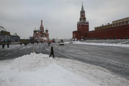 Красная площадь. Уборка снега при помощи спецтехники.