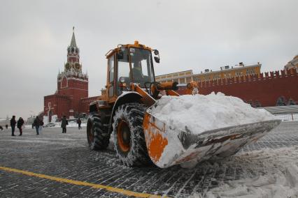 Красная площадь. Уборка снега при помощи спецтехники.