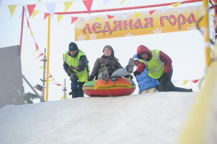 Зима. Тюбинг. На снимке: катание на `ватрушках`.