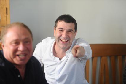 Театр `Школа современной пьесы`. На снимке:  художественный руководитель Московского театра  `Школа современной пьесы` Иосиф Райхельгауз и писатель, драматург и актер Евгений Гришковец (слева направо).