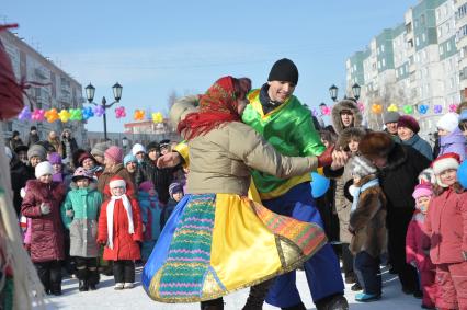 Пара мужчина и женщина пляшут на улице города.