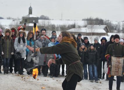 Мужчина жонглирует факелом. Деревня Озерцо/Минская область.