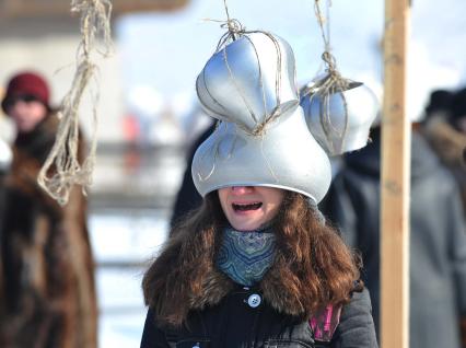На голову девушку надели кухонный чугунок. Деревня Озерцо/Минская область.