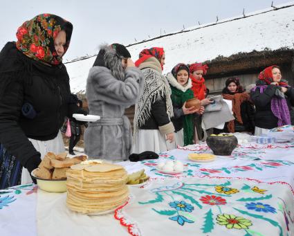 Женщины в деревне накрывают праздничный стол с блинами. Деревня Озерцо/Минская область.