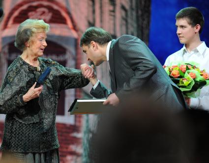 Театр им. Е. Вахтангова. Юбилейный вечер, посвященный 75-летию Дома актера. На снимке: актеры Юлия Борисова и Александр Жигалкин.