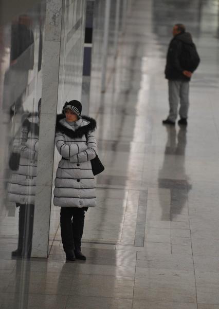 Метрополитен. На снимке:  пассажирка метро.