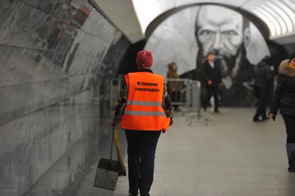 Станция метро `Достоевская` На снимке: сотрудница клининговой компании во время работы.