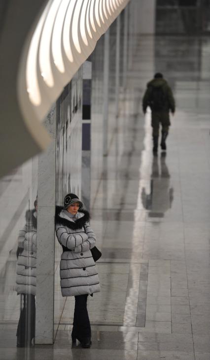 Метрополитен. На снимке:  пассажирка метро.