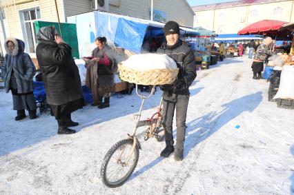 Чечня. Грозный. Парень на велосипеде на городском рынке.