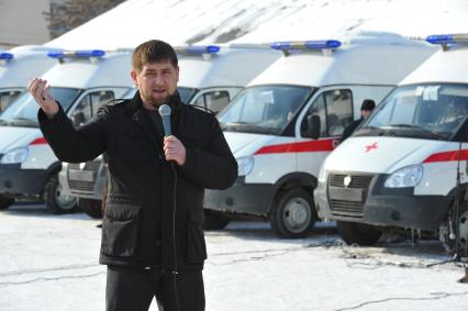 Президент Чечни Рамзан Кадыров во время передачи больницам города машин скорой помощи.