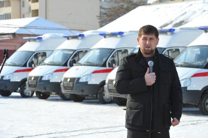 Президент Чечни Рамзан Кадыров во время передачи больницам города машин скорой помощи.