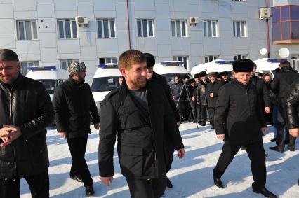 Президент Чечни Рамзан Кадыров (в центре) во время передачи больницам города машин скорой помощи.