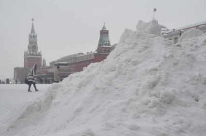 Москва. Последствия снегопада. На снимке: Красная площадь в снегу.