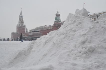 Москва. Последствия снегопада. На снимке: Красная площадь в снегу.