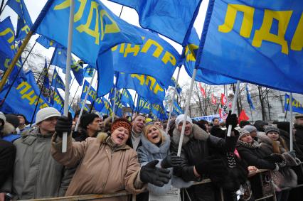 Москве.  Пушкинская площадь. Митинг в поддержку Жириновского. На снимке: участники митинга.