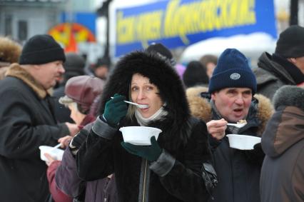 Москве.  Пушкинская площадь. Митинг в поддержку Жириновского. На снимке: участники митинга едят гречку.