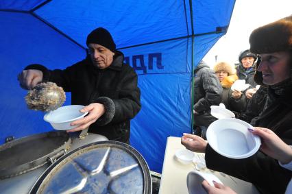 Москве.  Пушкинская площадь. Митинг в поддержку Жириновского. На снимке: Люди стоят в очереди за гречкой.