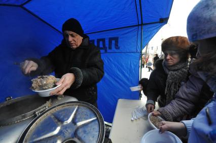 Москве.  Пушкинская площадь. Митинг в поддержку Жириновского. На снимке: Люди стоят в очереди за гречкой.