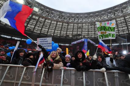 Спорткомплекс `Лужники`. Митинг `Защитим страну!` в поддержку кандидата в президенты России Владимира Путина. На снимке: участники митинга с плакатами.