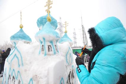 Московская усадьба Деда Мороза. Парад снеговиков. На снимке: снежная церковь.