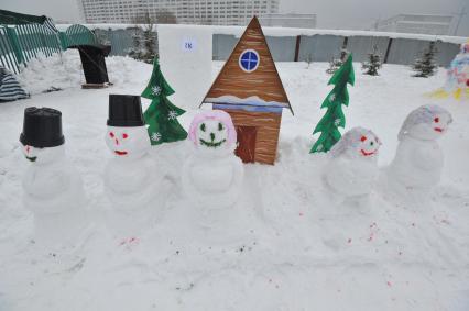 Московская усадьба Деда Мороза. Конкурс снежных скульптур.  На снимке: парад снеговиков.