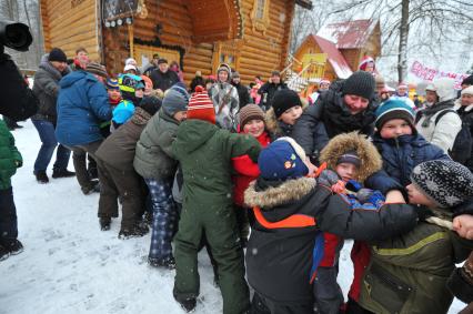 Московская усадьба Деда Мороза.  На снимке:  детские игры во время празднования широкой Масленицы.