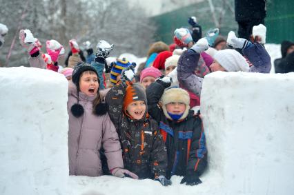 Московская усадьба Деда Мороза. На снимке: детские игры во время празднования широкой Масленицы.