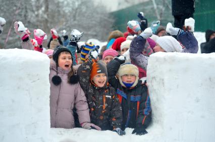 Московская усадьба Деда Мороза.  На снимке:  детские игры во время празднования широкой Масленицы.