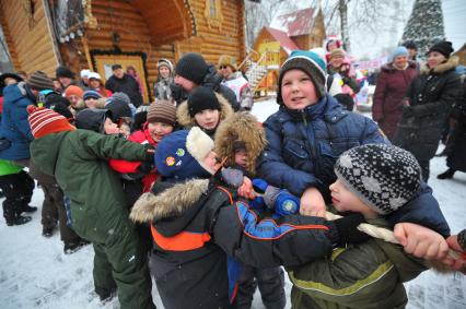 Московская усадьба Деда Мороза.  На снимке:  детские игры во время празднования широкой Масленицы.