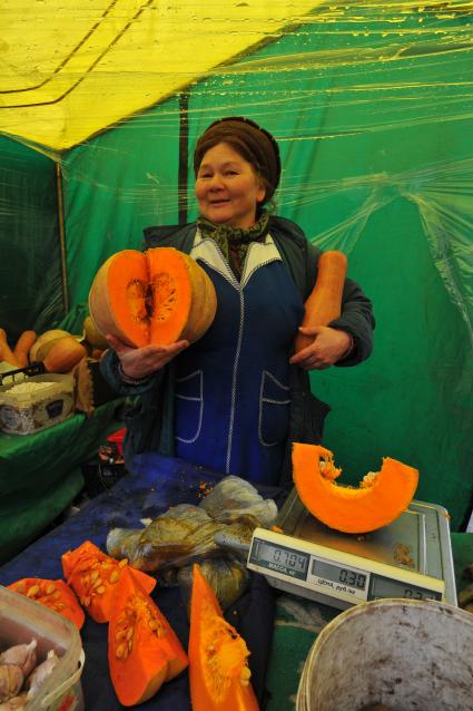 Ярмарка выходного дня. На снимке: продавец овощной палатки.
