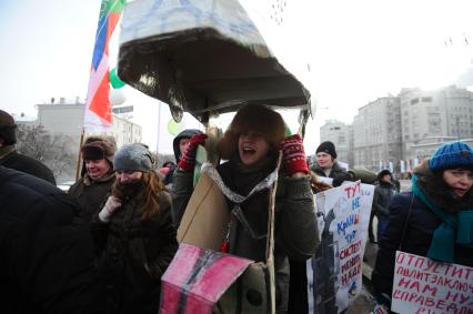 Ряженые люди идут с плакатами по городу на митинге ЗА ЧЕСТНЫЕ ВЫБОРЫ, Москва, 4 февраля 2012 года