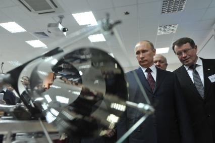 Председатель правительства России Владимир Путин (слева), губернатор Нижегородской области Валерий Шанцев (в центре) и директор Всероссийского научно-исследовательского института экспериментальной физики (ВНИИЭФ) Валентин Костюков (справа) во время посещения института.