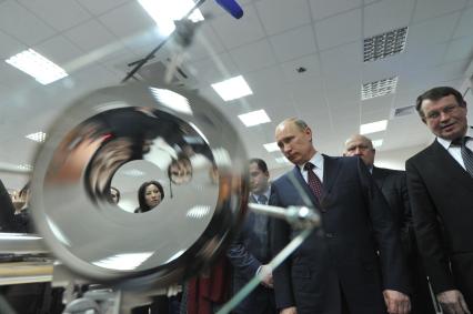 Полномочный представитель президента России в Приволжском федеральном округе Михаил Бабич (слева), председатель правительства России Владимир Путин (в центре), губернатор Нижегородской области Валерий Шанцев (второй справа) и директор Всероссийского научно-исследовательского института экспериментальной физики (ВНИИЭФ) Валентин Костюков (справа) во время посещения института.
