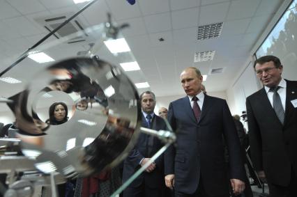 Полномочный представитель президента России в Приволжском федеральном округе Михаил Бабич (слева), председатель правительства России Владимир Путин (в центре) и директор Всероссийского научно-исследовательского института экспериментальной физики (ВНИИЭФ) Валентин Костюков (справа) во время посещения института.