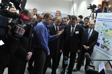 Председатель правительства России Владимир Путин (в центре), полномочный представитель президента России в Приволжском федеральном округе Михаил Бабич (пятый справа), директор Всероссийского научно-исследовательского института экспериментальной физики (ВНИИЭФ) Валентин Костюков (четвертый справа) и глава Федерального агентства по атомной энергии (Росатом) Сергей Кириенко (справа) во время посещения института.