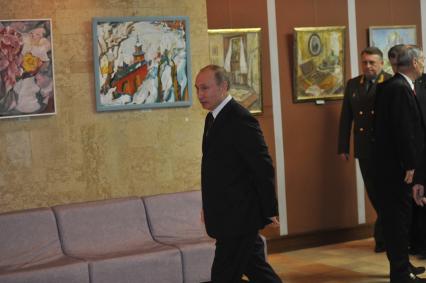 Председатель правительства России Владимир Путин (слева) во время посещения Всероссийского научно-исследовательского института экспериментальной физики (ВНИИЭФ).