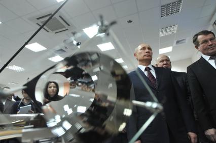 Председатель правительства России Владимир Путин (слева), губернатор Нижегородской области Валерий Шанцев (в центре) и директор Всероссийского научно-исследовательского института экспериментальной физики (ВНИИЭФ) Валентин Костюков (справа) во время посещения института.