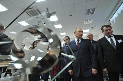 Полномочный представитель президента России в Приволжском федеральном округе Михаил Бабич (слева), председатель правительства России Владимир Путин (в центре), губернатор Нижегородской области Валерий Шанцев (второй справа) и директор Всероссийского научно-исследовательского института экспериментальной физики (ВНИИЭФ) Валентин Костюков (справа) во время посещения института.