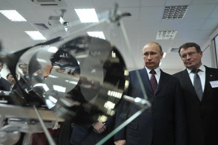 Председатель правительства России Владимир Путин (слева) и директор Всероссийского научно-исследовательского института экспериментальной физики (ВНИИЭФ) Валентин Костюков (справа) во время посещения института.