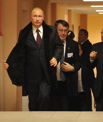 Председатель правительства России Владимир Путин (слева) и директор Всероссийского научно-исследовательского института экспериментальной физики (ВНИИЭФ) Валентин Костюков (в центре) во время посещения института.