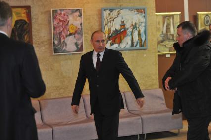 Председатель правительства России Владимир Путин (в центре) во время посещения Всероссийского научно-исследовательского института экспериментальной физики (ВНИИЭФ).