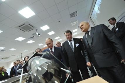 Полномочный представитель президента России в Приволжском федеральном округе Михаил Бабич (слева), председатель правительства России Владимир Путин (второй слева), губернатор Нижегородской области Валерий Шанцев (в центре) и директор Всероссийского научно-исследовательского института экспериментальной физики (ВНИИЭФ) Валентин Костюков (третий справа) во время посещения института.