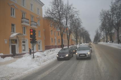 Проспект Мира в городе Сарове. На снимке автомобили стоят на светофоре.