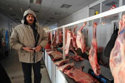 Чечня. Грозный. Торговля мясом на городском рынке.