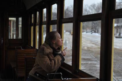 Жанровый снимок. Трамвайное депо имени Н.Э.Баумана. На снимке: девушка сидит в вагоне старого трамвая.
