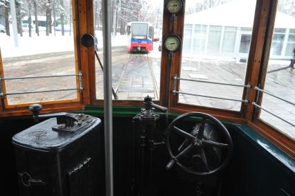 Жанровый снимок. Трамвайное депо имени Н.Э.Баумана. На снимке: вид на трамвай из кабины старого трамвая.